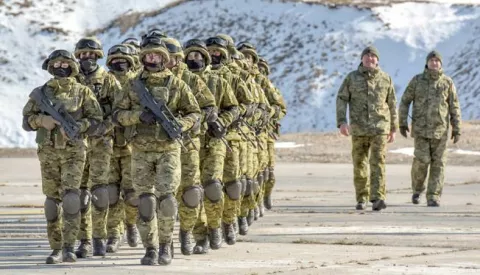 08.02.2017., Udbina - Zimski kamp Kadetske bojne u vojarni Josip Jovic. Zimski kamp predstavlja vrhunac vojne obuke kadeta s intenzivnom obukom prezivljavanja u zimskim uvijetima. Na kampu sudjeluje 77 kadeta od kojih su 30% zene. Photo: Dino Stanin/PIXSELL------dva stupca novosti