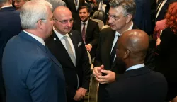 DUBROVNIK, 12. srpnja 2025. (Hina) - Hrvatski premijer Andrej Plenković izjavio je u subotu u Dubrovniku da bi bilo razumno izbjeći carinski rat SAD-a i Europske unije, ako bi se dvije strane dogovorile o rastu ulaganja u obranu do 2035. godine.