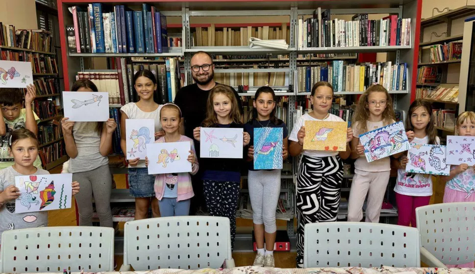 U Gradskoj knjižnici i čitaonici Belišće održana je druga ljetna kreativna radionica namijenjena djeci, čiji je voditelj bio amaterski slikar Tin Lacković.srpanj 2025.