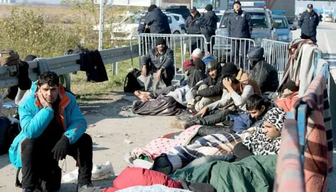. 14.11.2016., Sid, Srbija - Oko 130 migranata provelo je cielu noc na otvorenom pored puta, oko 200 metara od granicnog prelaza Sid-Tovarnik. Migranti, porijeklom iz Pakistana i Afganistana, odbili su smjestaj u centrima za azil protestujuci sto im nije dozvoljeno da legalno, preko Hrvatske, nastave put do drzava Zapadne Europe. Photo: Srdjan Ilic/PIXSELL------dva stupca novosti