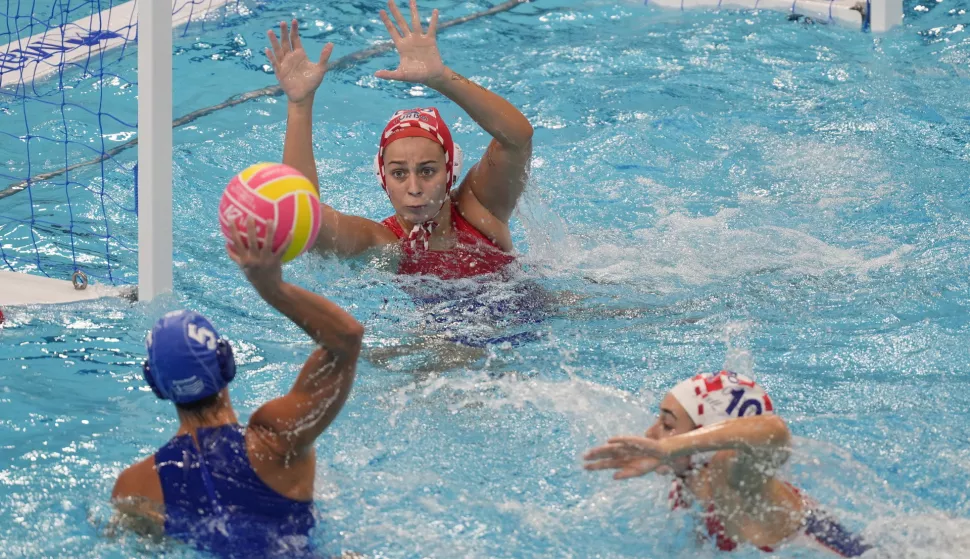 epa12235090 Athina Dimitra Giaonnopoulou (L) of Greece, and Latika Medvesek (C) and Iva Rozic (R) of Croatia in action during the women's water polo match between Greece and Croatia at the World Aquatics Championships Singapore 2025 in Singapore, 13 July 2025. EPA/SIMON LIM