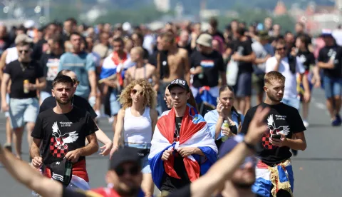 Zagreb, 05.07.2025 - Deseci tisuća ljudi stiže na Bundek na koncert Marka Perkovića Thompsona.foto HINA/ Damir SENČAR/ ds