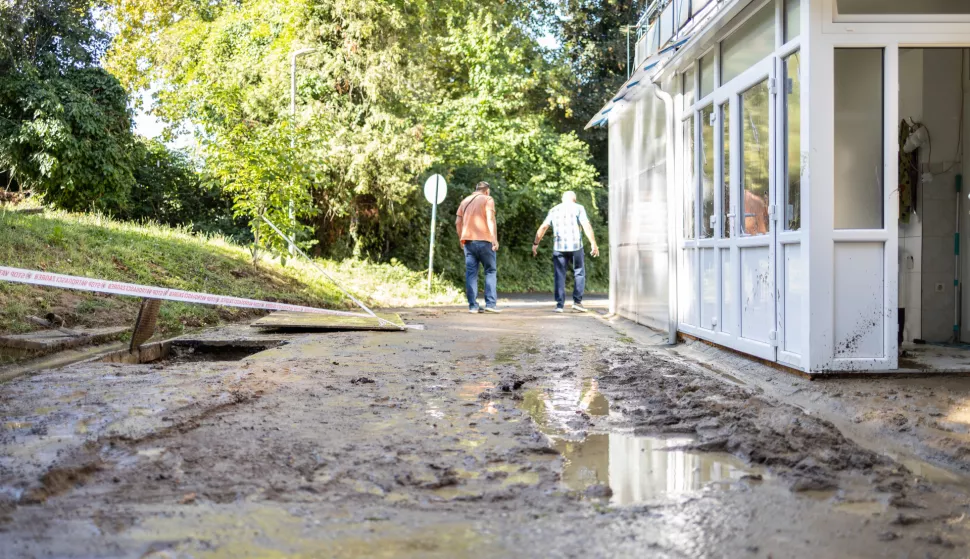 14.07.2025., Zagreb - Velika količina vode slila se s obližnjeg brda u dvorište i podrum Klinike za infektivne bolesti "Dr. Fran Mihaljević" u Rockefellerovoj ulici u Zagrebu jutros nešto iza šest sati. U međuvremenu voda je preusmjerena te nitko od pacijenata nije bio ugrožen. Pukla je cijev izvan klinike, voda se slijevala prema zgradi i potopila podrum šeste kuće te prostor garderobe. Photo: Mia Slafhauzer/PIXSELL