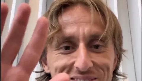 MADRID, 14. srpnja 2025. (Hina) - Hrvatski nogometaš Luka Modrić doputovao je u ponedjeljak u Milano na potpisivanje ugovora s osmoplasiranom momčadi talijanskog prvenstva iz prošle sezone.