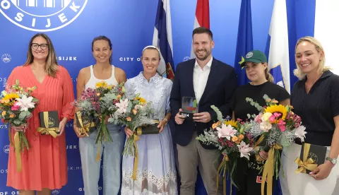 Osijek, 14. 07. 2025., Kuhačeva 9, Ivan Radić, tenisačice, posjet gradonačelniku, Mary Pierce; Iva Majoli; Martina Higins; Ivan Radić; Marion Bartoli; Donna VekićSNIMIO BRUNO JOBST