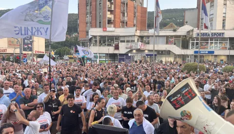 Beograd, 11.7.2025.- U Srbji su u petak nastavljene akcije gra?anskog neposluha nakon ?to su studenti i gra?ani privremeno odustali od blokada prometnica zamjeniv?i ih prikupljanjem pomo?i za obitelji ?ija je imovina uni?tena u katastrofalnim po?arma na jugu zemlje, kad je samo u jednom selu izgorjelo tristotinjak ku?a. Na slici prosvjed u U?icama ispred Skup?tine grada. foto HINA/ FoNet/ Neboj?a Jovanovi?/ ua