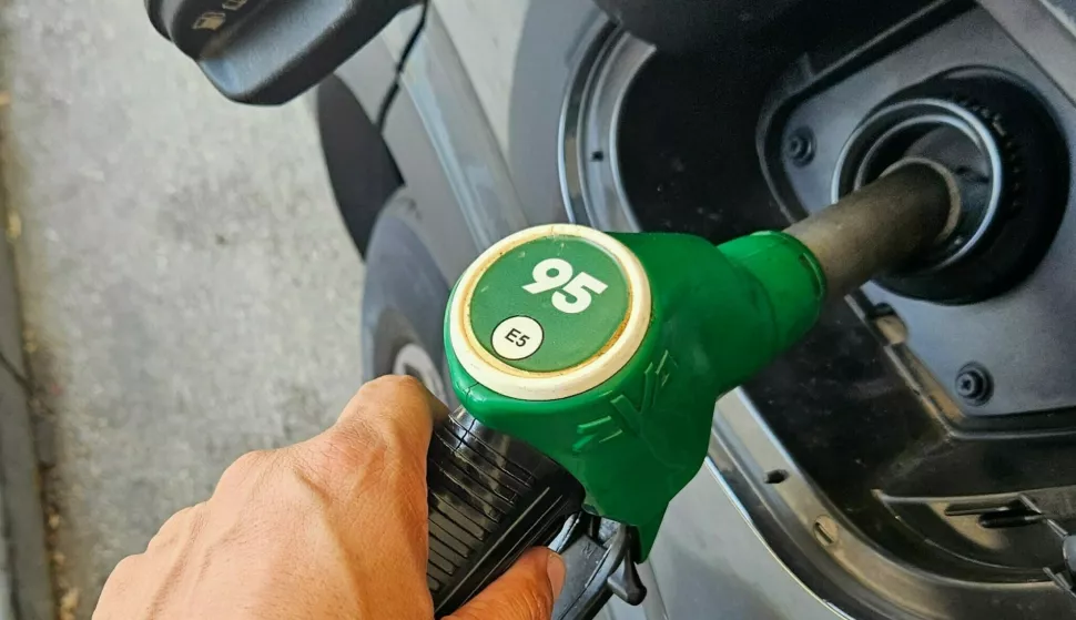 Rijeka, 12. 07. 2024. Benzin, tankanje auta, benzinska pumpa, ina, cijena, cijene benzina, dizel, poskupljenje, litra, snimio vedran karuzaID:	9619775Keywords:	Benzin, tankanje auta, benzinska pumpa, ina, cijena, cijene benzina, dizel, poskupljenje, litra,