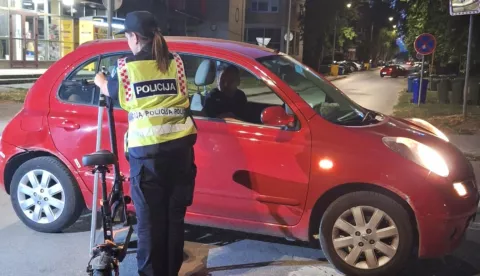 Dječak (14) se zabio električnim romobilom u automobil u osječkoj Retfali