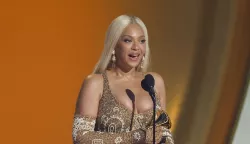 epa11871806 American singer Beyonce (L) accepts the Grammy for Album of the Year with daughter Blue Ivy (R) during the 67th annual Grammy Awards ceremony at Crypto.com Arena in Los Angeles, California, USA, 02 February 2025. EPA/CAROLINE BREHMAN