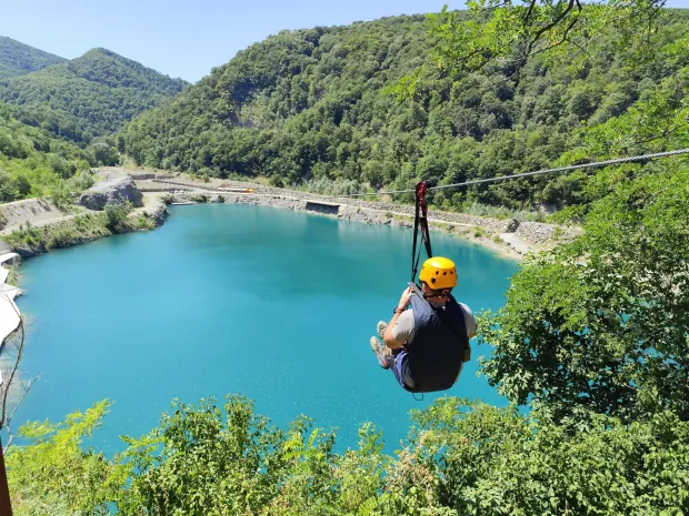 Orahovica dobila novu turističku atrakciju: Ziplineom preko jezera i stijena
