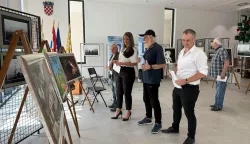 U vinkovačkoj Gradskoj knjižnici i čitaonici otvorena je izložba likovnih radova "Umjetnost i knjiga 2025."