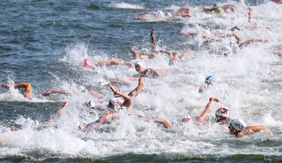 epa12240407 Athletes compete in the Women's 10km Open Water finals at the World Aquatics Championships Singapore 2025 in Singapore, 16 July 2025. EPA/FAZRY ISMAIL