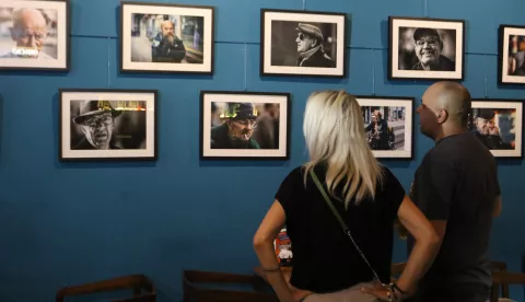 Osijek 16. 07. 2025, Kafić Grejp. Izložba portreta Osječana autora Samira Kurtagića, otvorenje je bilo vrlo neformalno.snimio GOJKO MIITĆ