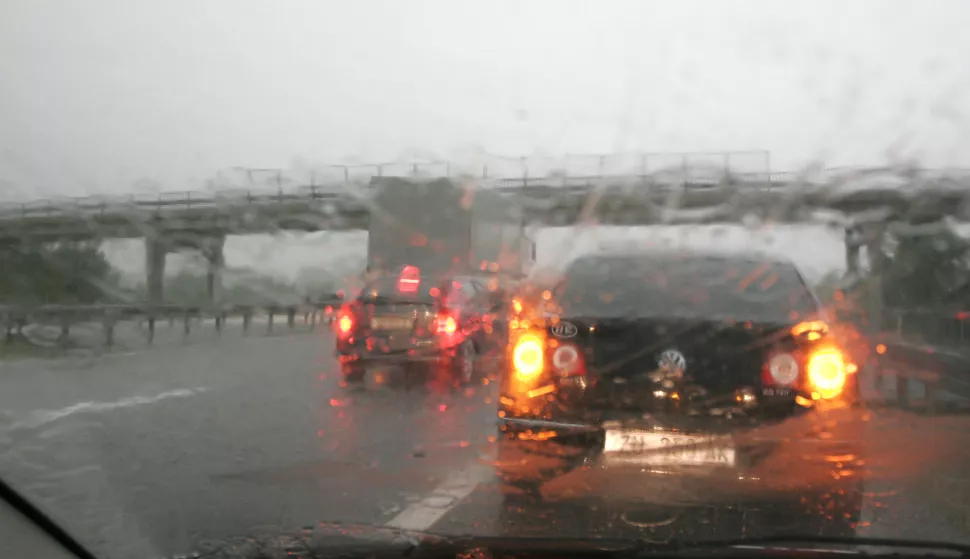 SLAVNONSKI BROD, 22. 05. 2007, AUTOCESTA BLIZU SLAVONSKOG BRODA, OKO 15 SATI, KIŠA I LED...snimio GOJKO MITIĆ