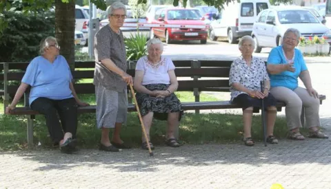 12.06.2014., Koprivnica - Umirovljenici iz Doma za starije i nemocne osobe Koprivnica uz druzenje uzivaju u lijepom vremenu.Photo: Marijan Susenj/PIXSELL------četiri stupca novosti