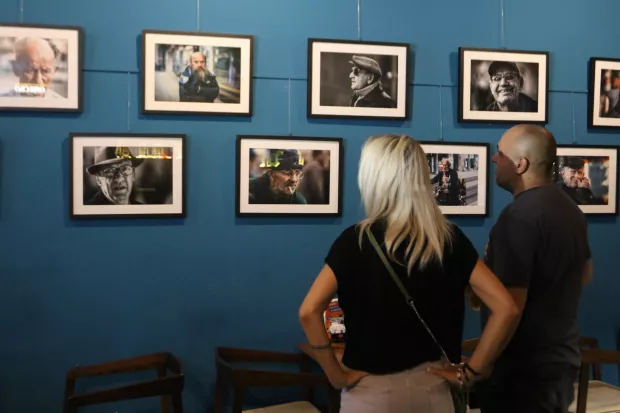 Osijek 16. 07. 2025, Kafić Grejp. Izložba portreta Osječana autora Samira Kurtagića, otvorenje je bilo vrlo neformalno.snimio GOJKO MIITĆ