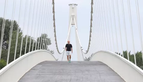 Osijek, 16. 07. 2025., slobodnjak, slobodnjaci, šetač; šetnja; most; usamljeni šetač; rekreacija; pješački mostSNIMIO BRUNO JOBST