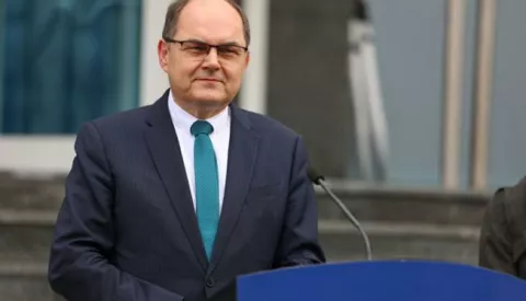 Sarajevo, 10.3.2022.- Njemaиka ministrica vanjskih poslova Annalena Baerbock u иetvrtak je dala punu potporu visokom predstavniku meрunarodne zajednice za BiH Christianu Schmidtu istiиuжi kako on treba ostati na toj duћnosti sve dok se ne obavi posao zbog kojega je OHR i uspostavljen. Na slici Christian Schmidt daje izjavu za medije nakon susreta s Annalenom Baerbock u Sarajevu. foto HINA/ FENA/ Almir Raziж/ ua