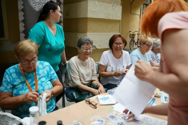 VINKOVCIU povodu Dana grada Vinkovaca u parku na Trgu bana &Scaron;okčevića, ispred Gradskog muzeja, započela je radionica ručnih radova u organizaciji Etnoudruge "Vrijedne ruke", koju vodi Željka Renić. srpanj 2025.