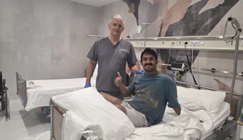 Prešao je tisuće kilometara, zrakoplovom i autobusom, nailazio na prepreke, ali se nije dao pokolebati – mladić iz Saudijske Arabije na koncu je pronašao prof.dr.sc. Milomira Ninkovića u IMC Priora u Čepinu kod Osijeka, a ovaj je plastični kirurg uspješno riješio njegov zdravstveni problem koji ga je mučio godinama.
