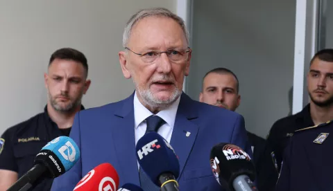 Zadar, 18.07.2025. - Potpredsjednik Vlade i ministar unutarnjih poslova Davor Božinović posjetio je Policijsku postaju Zadar gdje se susreo s rukovoditeljima, ali i četvoricom policijskih službenika koji su spasili obitelj iz požaraNa fotografiji: Davor Božinović, Foto HINA/Zvonko KUCELIN