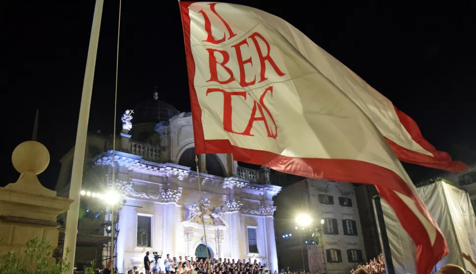 Dubrovnik, 10.7.2025.- Podizanjem zastave Libertas i uz stihove Gunduli?eve "Himne slobodi" ispred crkve sv. Vlaha u ?etvrtak nave?er sve?ano su otvorene 76. Dubrova?ke ljetne igre. Foto HINA/Baldo MARUN?I?/ bm