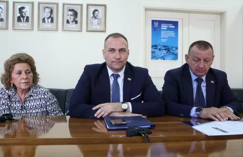 Zagreb, 18.07.2025 - Izvanredna tiskovna konferencija povodom prvog pozitivnog nalaza na bedrenicu na području Vrlike podno Svilaje, u Hrvatskom veterinarskom institutu. Na slici potpredsjednik Vlade i ministar poljoprivrede, šumarstva i ribarstva David Vlajčić (C), ravnateljica Hrvatskog veterinarskog instituta Andrea Humski (L), državni tajnik u Ministarstvu poljoprivrede, šumarstva i ribarstva Ivan Matijević (D).foto HINA/ Damir SENČAR/ ds