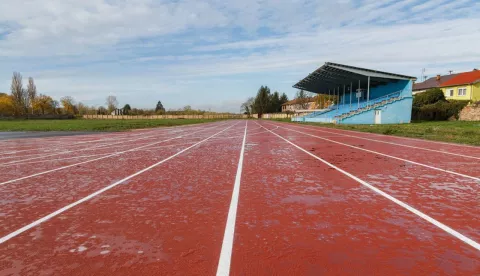 Na stadionu u središtu Vukovara postavljena je tartan atletska staza