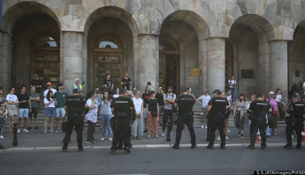 04, July, 2025, Belgrade - Police detained several citizens near the Army Headquarters who were blocking a nearby intersection. Photo: S.S./ATAImages04, jul, 2025, Beograd - Policija je kod Doma vojske privela nekoliko gradjana koji su blokirali obliznju raskrsnicu. Photo: S.S./ATAImages Photo: S.S./ATAImages/PIXSELL