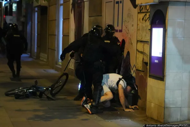 03, July, 2025, Belgrade - The gendarmerie broke up the blockade at the Faculty of Mechanical Engineering and moved on to the Faculty of Law.. Photo: Antonio Ahel/ATAImages03, jul, 2025, Beograd - Zandarmerija je rasturila blokadu kod Masinskog fakulteta i krenula dalje ka Pravnom fakultetu. Photo: Antonio Ahel/ATAImages Photo: Antonio Ahel/ATAImages/PIXSELL