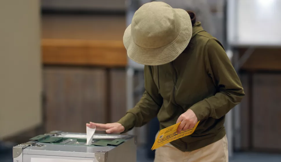 epa12248700 A voter casts her ballot for the elections for the Upper House of the Parliament, at a school gymnasium in Tokyo, Japan, 20 July 2025. Half of the seats of the Upper House are up for re-election. EPA/FRANCK ROBICHON