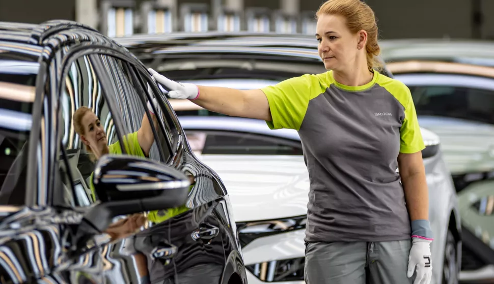 epa12151976 A worker completes a quality control check on a finished Skoda electric automobile on the production line at the Skoda Auto manufacturing plant in Mlada Boleslav, Czech Republic, 27 May 2025 (issued 03 June 2025). Skoda Auto is the largest Czech carmaker. According to their annual report, Skoda produced 897,160 cars in 2024 and became the fourth best-selling brand in Europe for the first time last year. EPA/MARTIN DIVISEK