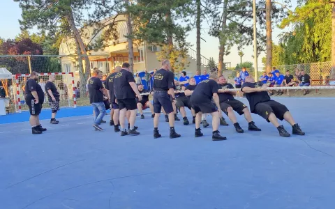 ''Prva postava'' ekipe za povlačenje konopa: Iako teže 1,2 tone, među lakšim su konopašima