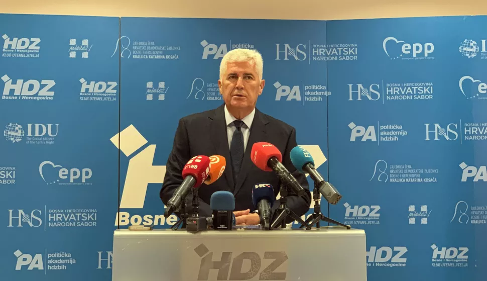 Mostar, 21.07.2025. - Predsjednik HDZ-a Bosne i Hercegovine Dragan Čović zauzeo se za što skorije zatvaranje Ureda visokog međunarodnog predstavnika u zemlji, smatra da bi to natjeralo domaće političare da donose teške odluke, uključujući izmjene Izbornog zakona, na čemu Hrvati već dugo inzistiraju. Na fotografiji Dragan Čović. foto HINA/ Zoran KREŠIĆ/ tm