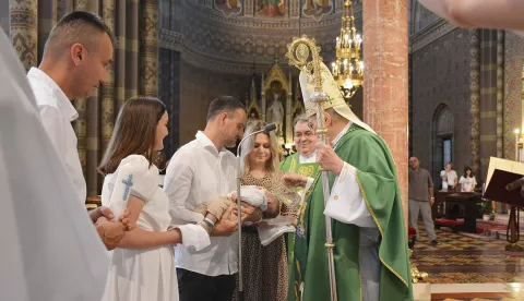 ĐakovoNa sv. Iliju nadbiskup Hranić krstio peto dijete obitelji Pavičić iz ĐakovaKatedralaSepanj 2025.