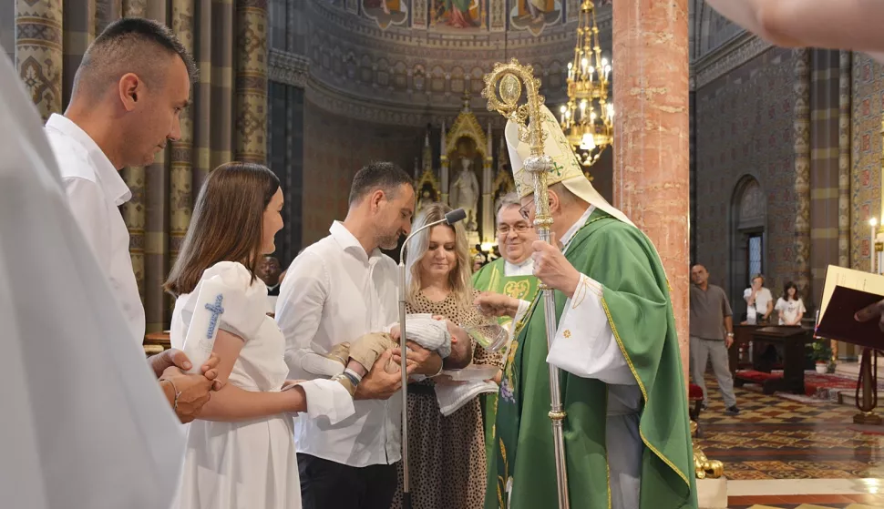 ĐakovoNa sv. Iliju nadbiskup Hranić krstio peto dijete obitelji Pavičić iz ĐakovaKatedralaSepanj 2025.