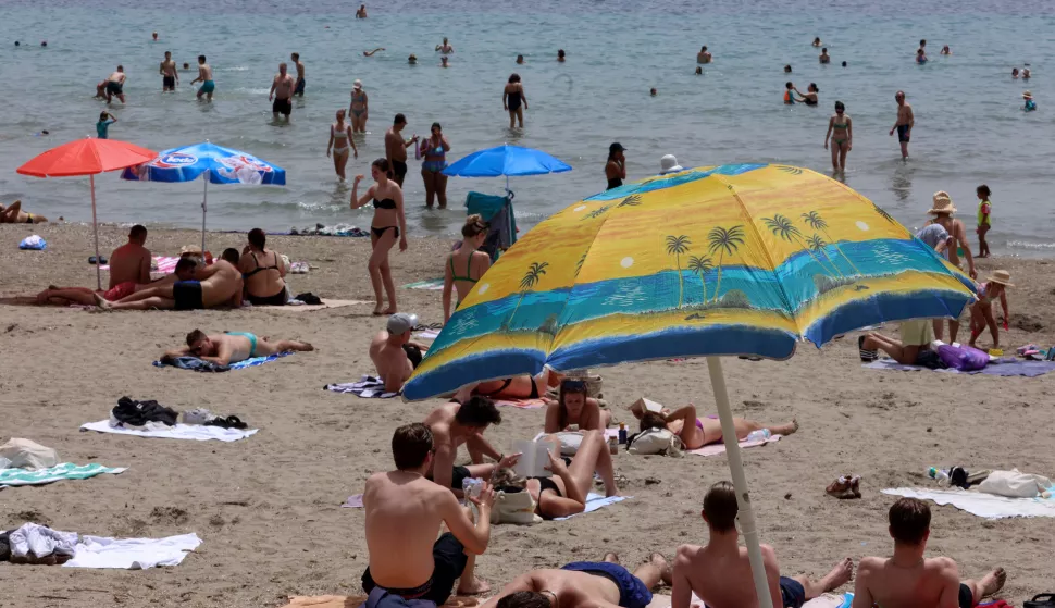 20.06.2024., Split- Toplinski val pogodio je Split, temperature preko 38 celzijevih, najviše se ljudi okupljaju oko cesme u Djardinu Photo: Ivana Ivanovic/PIXSELL