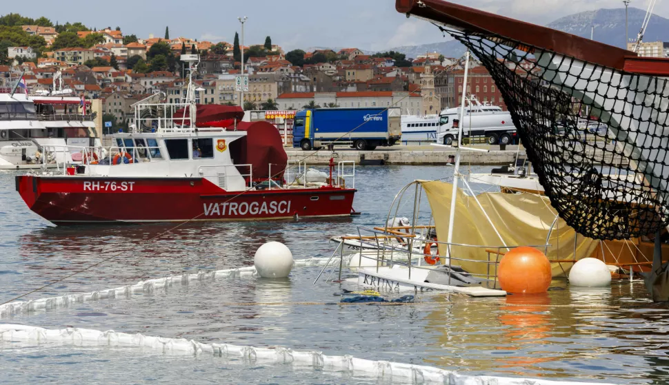Split, 08.07.2025. - Prilikom udara olujnog vjetra u Trajektnoj luci Split došlo je do pucanja konopa kojim je bio vezan trajekt Petar Hektorović koji se potom nekontrolirano zabio u dva vezana broda, a jedan od njih je i potonuo. Na terenu radnici tvrtke Cian postavili su branu zbog izlijevanja goriva, a tu se još nalaze i vatrogasno plovilo te brod Obalne straže.foto HINA/ Miroslav LELAS/ lm