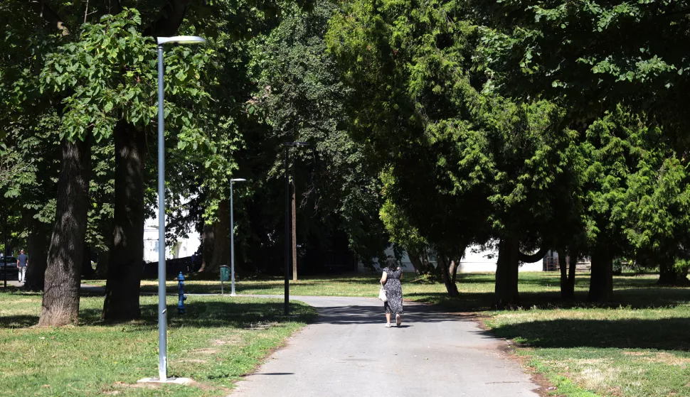 Osijek, 23. 07. 2025., Ulica cara Hadrijana, potez - Ulica Christiana Monspergera - Huttlerova ulica, pješačka staza, park, park ispred KBC OS, nova rasvjeta, postavljanje nove rasvjete, javna rasvjeta, Grad Osijek - investitor, Parangal - izvođač radovaSNIMIO BRUNO JOBST
