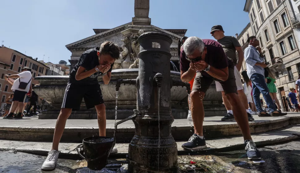epa10081920 Tourists cool off during a hot day in Rome, Italy, 20 July 2022. A heatwave hits Italy with temperatures between 30 and 40 degrees Celsius in many parts of the country. EPA/GIUSEPPE LAMI