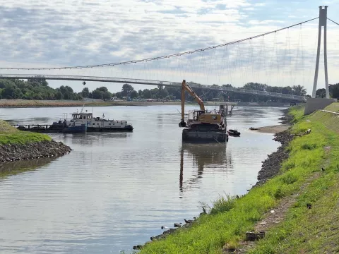 Plovni bager vadi mulj i pijesak u Zimskoj luciOsijek, 23. srpnja 2025.Snimio: Ivan ALILOVIĆ