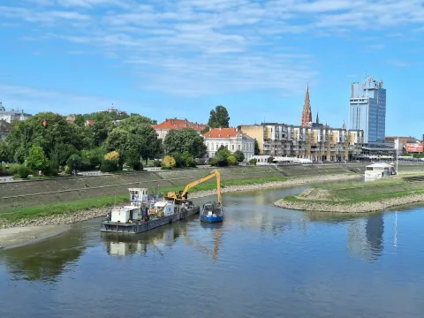 Plovni bager vadi mulj i pijesak u Zimskoj luciOsijek, 23. srpnja 2025.Snimio: Ivan ALILOVIĆ
