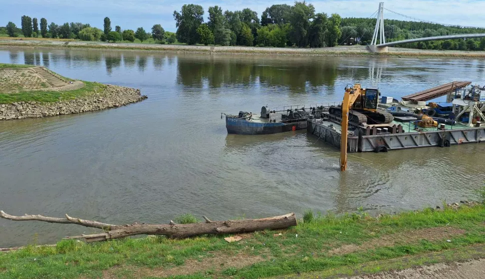 Plovni bager vadi mulj i pijesak u Zimskoj luciOsijek, 23. srpnja 2025.Snimio: Ivan ALILOVIĆ