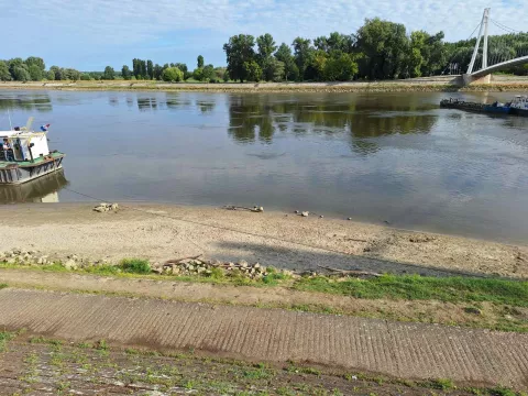 Plovni bager vadi mulj i pijesak u Zimskoj luciOsijek, 23. srpnja 2025.Snimio: Ivan ALILOVIĆ