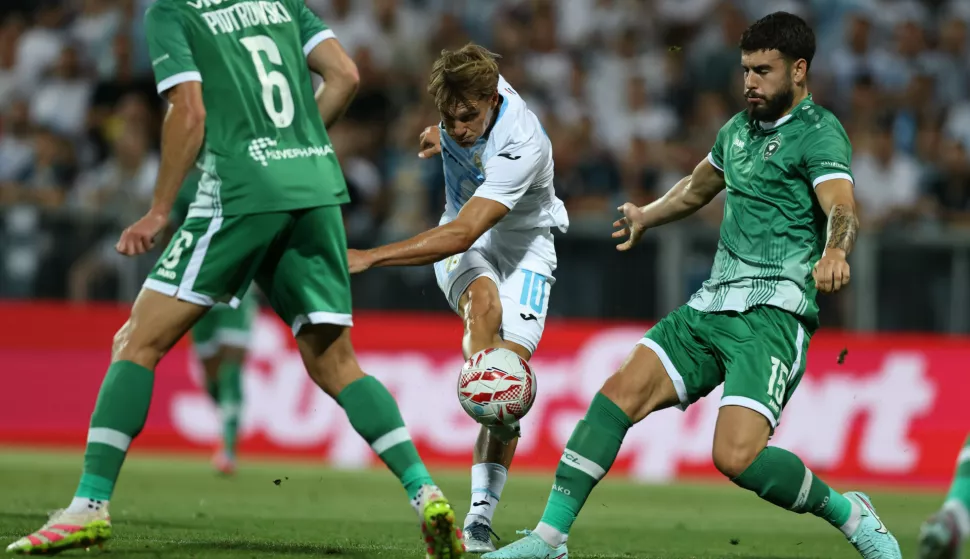 Rijeka, 22.7.2025.- Prva utakmica 2. pretkola nogometne Lige prvaka Rijeka - Ludogorec na stadionu Rujevica. Na slici Toni Fruk i Edvin Kurtulus. foto HINA/ Dario GRZELJ/ ua