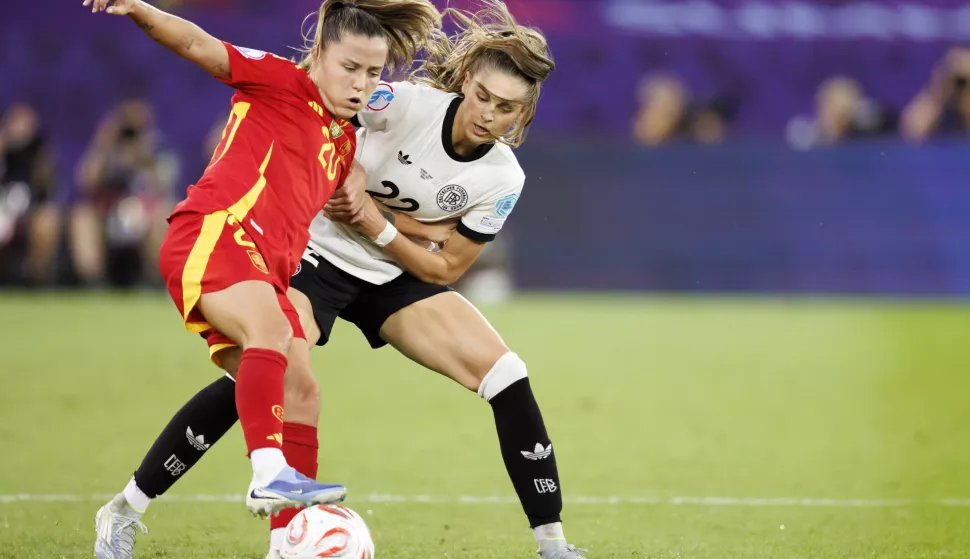 epa12256713 Spain's Claudia Pina (L) in action against Germany's Jule Brand during the UEFA Women's EURO 2025 semi final soccer match between Germany and Spain, in Zurich, Switzerland, 23 July 2025. EPA/MICHAEL BUHOLZER