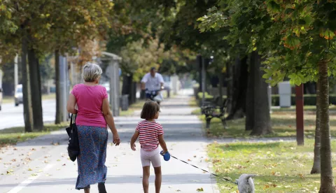 OSIJEK, 23. 08. 2019, EUROPSKA AVENIJA, PARK KRALJA PETRA KREIMIRA, BAKA, UNUKA, DJETE, PAS, ETNJA, SLOBODNJAK.snimio GOJKO MITIĆ
