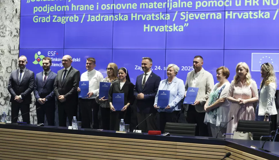 Zagreb, 24.07.2025. - Ministar rada, mirovinskoga sustava, obitelji i socijalne politike Marin Piletić uručio je ugovore u okviru poziva za ublažavanje siromaštva pružanjem pomoći najpotrebitijim osobama podjelom hrane i osnovne materijalne pomoći u četiri regije - Gradu Zagrebu, Jadranskoj Hrvatskoj, Sjevernoj Hrvatskoj te Panonskoj Hrvatskoj. foto HINA/ Lana SLIVAR DOMINIĆ/ lsd