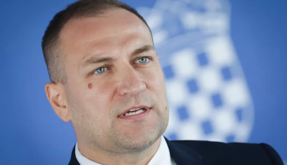 Zagreb, 24.07.2025.- Ministar David Vlajčić daje izjavu nakon sjednice Vlade Rh na temu Bedrenuica, cijena u dučanima i o skidanju neprimjerenih spomenika na groblima.foto HINA/ Admir BULJUBAŠIĆ/ abu