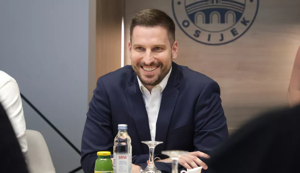 Osijek, 14. 07. 2025., Kuhačeva 9, Ivan Radić, tenisačice, posjet gradonačelnikuSNIMIO BRUNO JOBST